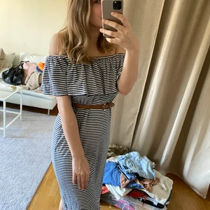 Tommy hilfiger klänning strl S - Jättefin klänning i ett fint skick. Köparen står för frakten på denna. Skicka pm vid frågor🥰