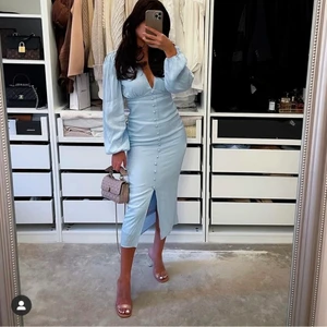 Ellie härlig ljusblå klänning  - **Lånad första bild **Finaste klänningen på länge! Helt slutsåld överallt. Ärmarna är lite för stora. Funderar på att sälja vidare den men är inte helt säker. Om jag får ett bättre pris än vad jag köpte den för kan jag tänka mig sälja annars syr jag in ärmarna och behåller den! :)  Prislappen finns kvar. Högsta bud 720kr.