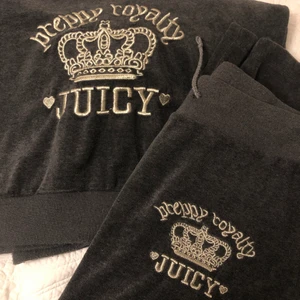 Juicy Couture Velour set - Säljer nu mitt gråa set från Juicy Couture! 💗 Detta är ett riktigt fint set som ger massor av 2000s vibes. Båda delarna finns med där det står det klassiska trycket på ryggen av koftan samt på framsidan också. Storleken passar S/M då den är lite större i storleken, men passar utmärkt hur som helst då det finns ett justerbart snöre i midjan. Säljes för 800kr, (priset går att diskuteras) plus fraktkostnaden 66kr för båda delarna! 💗 Fler bilder finns!