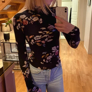 Långärmad polotröja - En super fin polotröja som sitter som en smäck på de som har storlek S! Fint blommigt tyg som är bekvämt på kroppen. Använd få tal gånger! Fint skick.