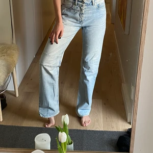 OUR LEGACY JEANS - Långa, snygga Our legacy jeans med detaljer på knäna. Inköpta på NK för 2400:-. Sparsamt använda 