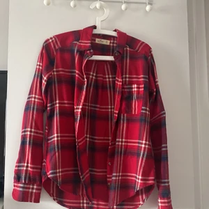Röd skjorta - En mjuk röd skjorta från hollister! Den är i xs men passar även s då den är ganska Oversized! Skitsnygg att ha löst hängande över axlarna med en Knut vid magen! Endast använd ett fåtal gånger!