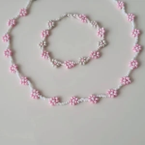 Pärlhalsband och Armband  - pärlat halsband och armband! Halsband 129kr, Armband 49kr💗 Köp båda för 165kr💗 kan beställas i andra färger om önskas