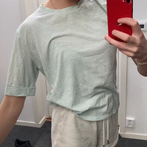 Bikbok Mint grön t shirt  - Fin t shirt från bikbok med detaljer på t shirt ärmen, syns knappt på bilderna men har en mintgrön färg