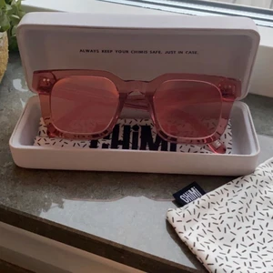 Chimi Eyewear Solglasögon - Säljer dessa superfina rosa solglasögonen från Chini Eyewear! De är i färgen Guava och storlek 004 i transparent glas!💕De är inte samma glasögon som på bilden utan mina har transparent glas! Otroligt bra skick och bara använda några fåtal gånger! De passar perfekt nu till våren som kommer! Kan även tänka mig att byta dessa mot ett år andra chimis men annan färg! DM vid intresse❤️Frakt ingår inte!