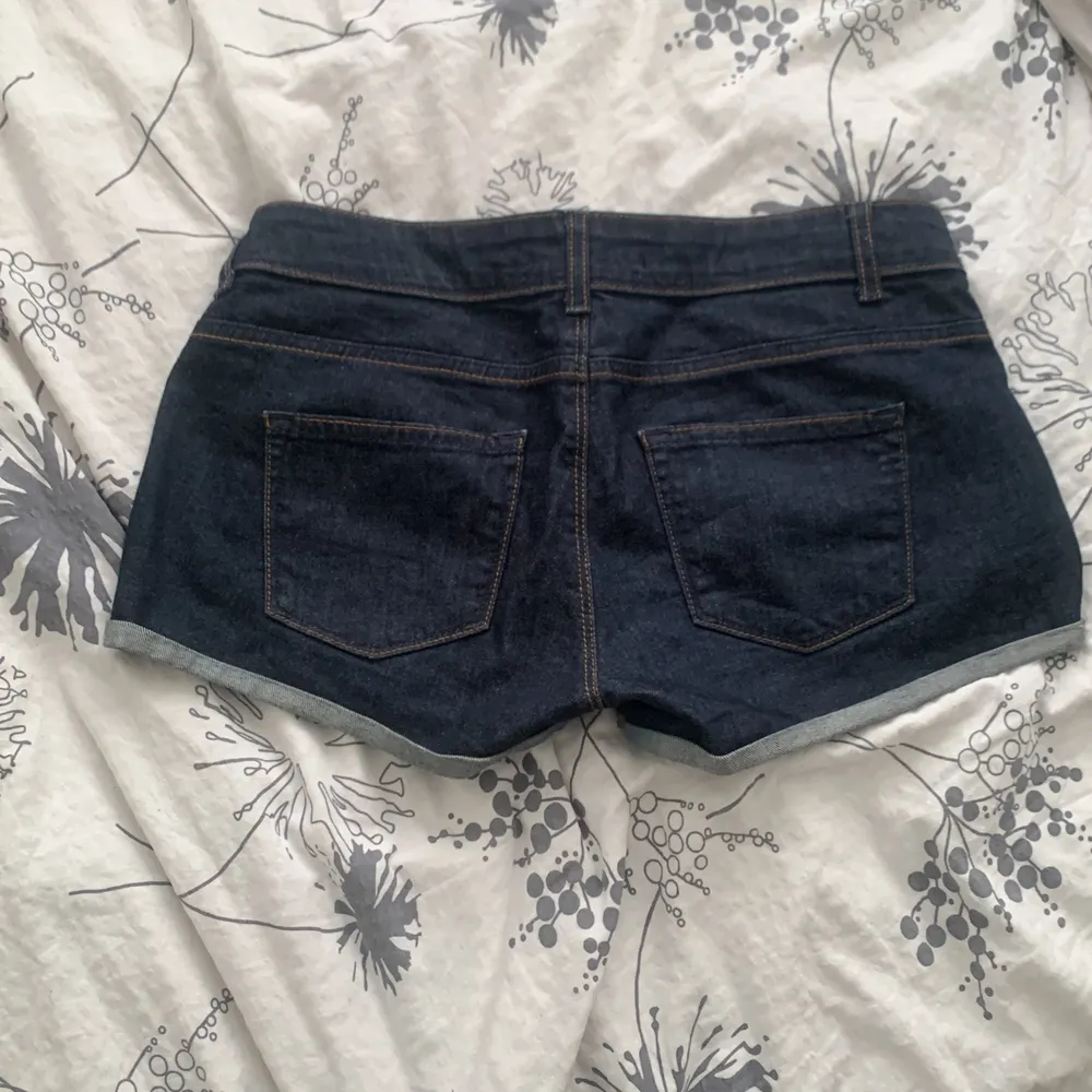 Lågmidjade shorts från Zara i storlek 36 (XS-S). Shorts.