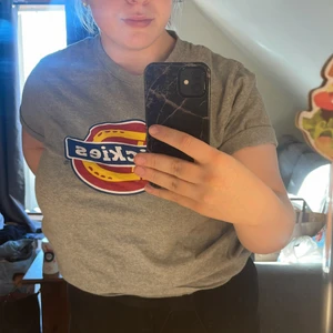 Dickies tröja  - säljer min dickies t-shirt för att jag inte har användning av den mer. Den är i bra skicka, förutom att märket är lite utslitet men inte allt för mycket. fraktkostnad diskuteras. Glöm inte att det alltid går att pruta. Stoleken stämmer bra. 