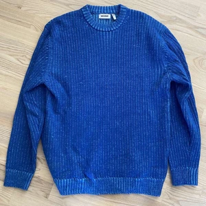 weekday stickad tröja - snygg blå stickad tröja från weekday super populär, går ej att få tag på längre. storlek S men är otroligt oversize passar upp till L. köparen står för frakt 💚
