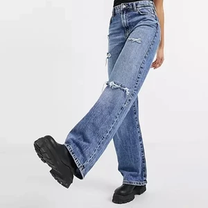 90’s ripors jeans - Slitna blå jeans från Bershka! Slut i lager just nu, nypris 190kr. Väl använda men gott skick. Högmidjade och passar mig som är 160!