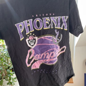 T shirt  - Säljer denna t shirt med tryck ifrån asos! Aldrig använd