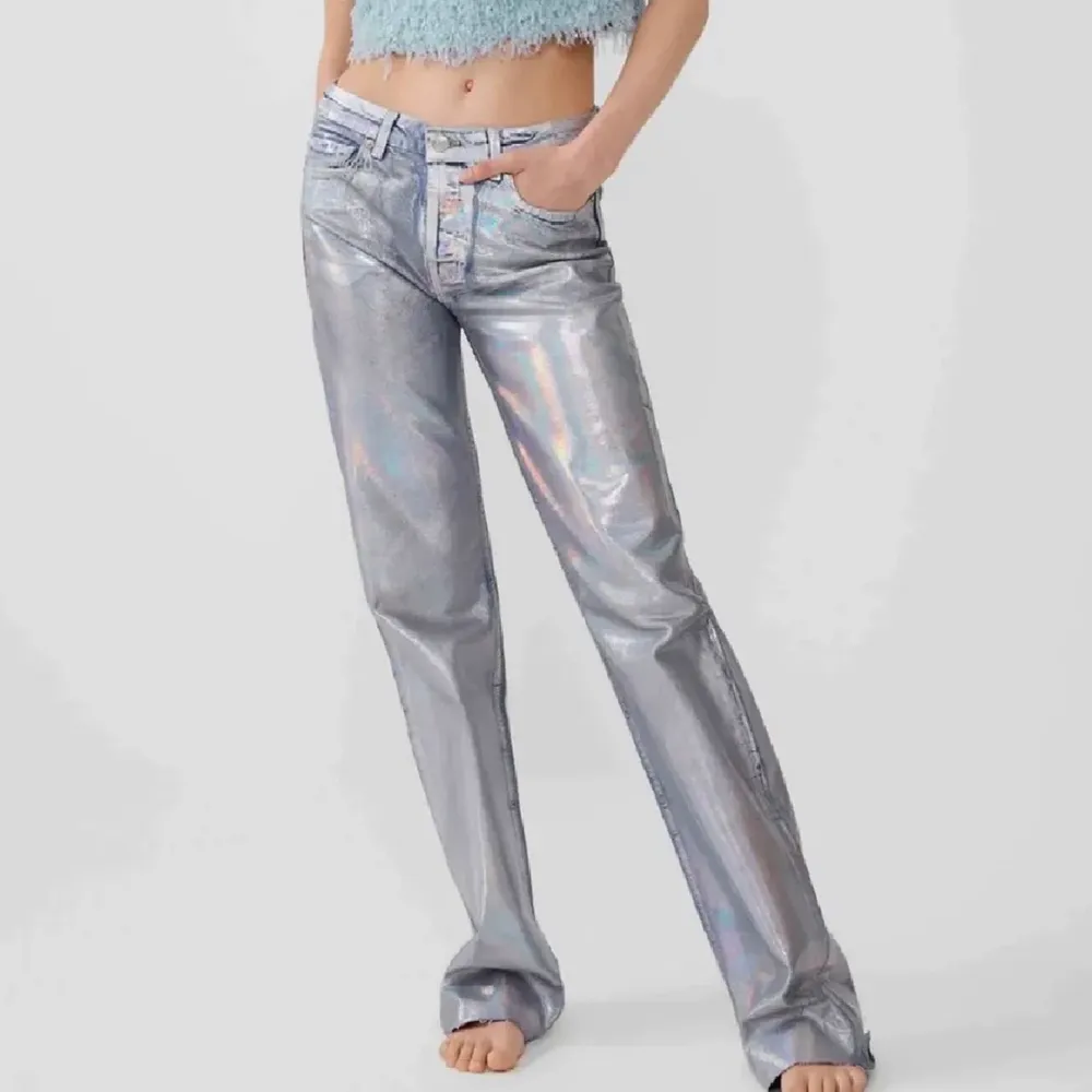 Tittar intresset på dessa coola glansiga holographic jeansen från Zara. De är i storlek 40 så sitter baggy på mig som är 36/38. Jeansen är även avklippta till att passa någon som är ca 165-173cm. Kom med prisförslag men säljer inte för under 300💖💖. Jeans & Byxor.