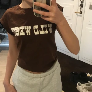 👕En t shirt från hm👕 - En t shirt från hm där det står Wild west i stl xs den är i fint skick har använts runt 1-2 gånger, frakten ingår 