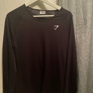 Longsleeve Gymshark - Säljer denna långärmade träningströja från gymshark. Tröjan är i begagnat fint skick! Storleken i tröjan är L men skulle säga att det passar även M (har själv M/L). Vid flera intresserade är det högst givande som köper.