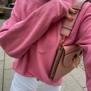 Rosa collegetröja i S/M - Fin rosa collegetröja i bra skick i storlek Small/Medium