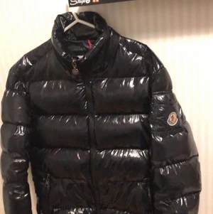 Moncler storlek S - jag har haft den 7 månader och säljer den för 3000