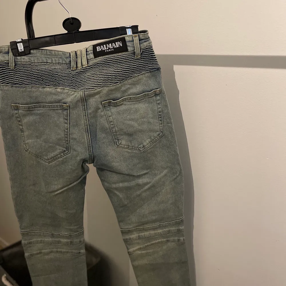 Highend Balmain jeans, väldigt eftertraktad och välkänd modell: Bud från 4000kr, kostar ca 8000kr nya på farfetch, kvitto medföljer. Storlek 32.. Jeans & Byxor.