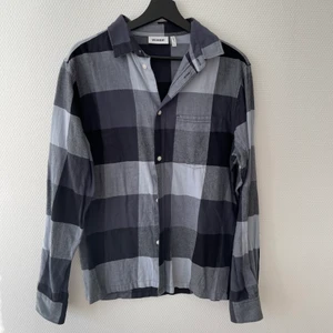 Rutig overshirt skjorta från Weekday - En rutig overshirt skjorta från Weekday för herr, storlek S. Priset är 200 kr men kan diskuteras vid snabb affär!