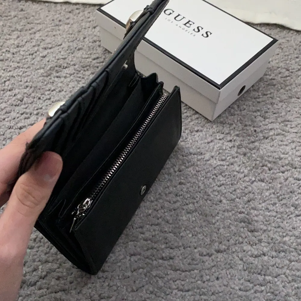 Rymlig plånbok (iPhone 11 får plats tex), kvitto och box kvar. Väskor.