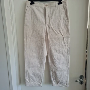 COS cream chinos strl 40 - Beige byxor i chinosstril, mjuka och stretchiga, otroligt sköna!