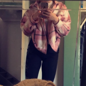 Skjortjacka - Rosa rutig skjortjacka, så skön och fin. Men kommer ej till andvändning! 