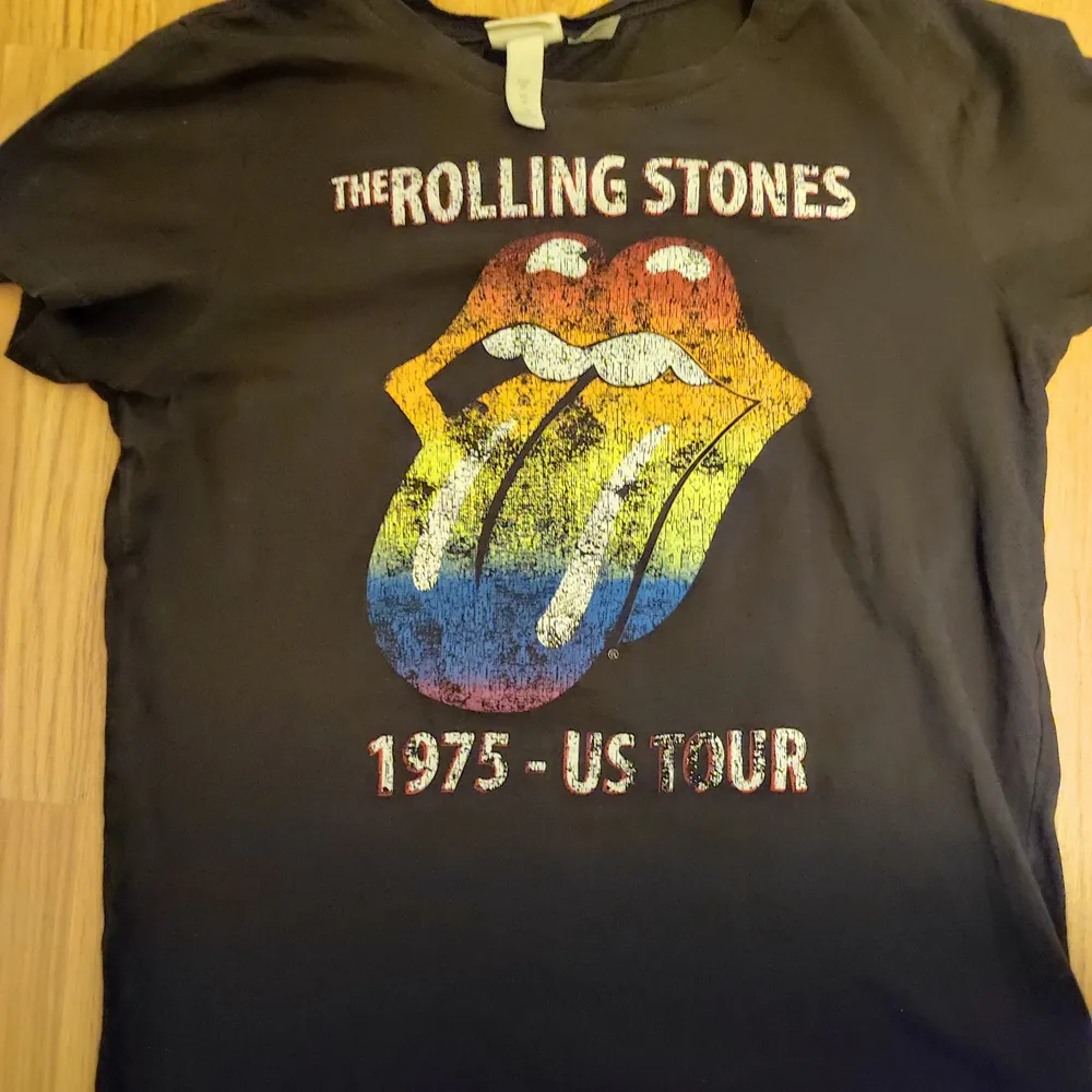 Grå tröja i storlek XS med färgrik The Rolling Stones tryck från H&M. Använde den i 1-2 år men den är i så pass bra skick. . T-shirts.