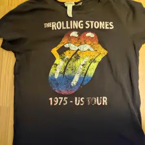 Grå tröja i storlek XS med färgrik The Rolling Stones tryck från H&M. Använde den i 1-2 år men den är i så pass bra skick. 