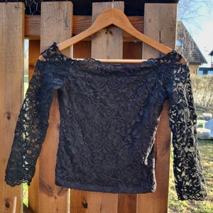 Spetströja - Spetströja från HM, divided 🤍 Supefin, festlig tröja som länge varit en favorit! Mycket bra skick. Storlek XS. 30kr