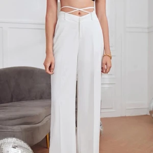 Vita kostymbyxor med snörning  - Super coola vita kostymbyxor i storlek M som aldrig blivit använda! Passar perfekt till studenten!!