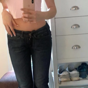 Diesel jeans - Lågmidjade jeans som tyvärr är lite stora i midjan för mig som vanligtvis är w 25/26 på lågmidjat, jättefina och bra skick. Skriv för fler bilder💖
