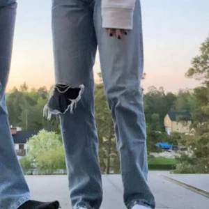 Raka jeans Zara - Blåa raka jeans från Zara med ett stort hål på knäna. Säljer då de är alldeles för stora för mig som man kan se på bilden. Skriv privat för fler bilder <33
