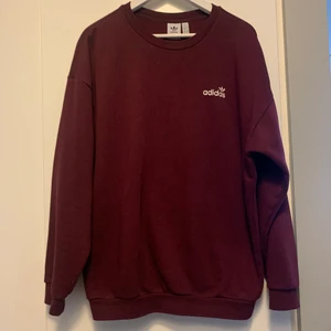 Adidas Original  - Rödvin Adidas tröja, relativt använd men inte sliten! Mindre i storleken 