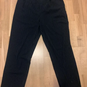 NA-KD kostym byxor  - Byxor från NA-KD, knappt använda pga stor i storlek och långa ben! De är höga i midjan och väldigt skönt material! Inga skärp håll