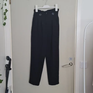 paperbag byxor - jättefina paperbag byxor i storlek 34. kommer tyvärr inte till användning men är i fin skick! 80kr + frakt 57kr