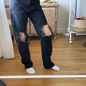 Svarta bagy jeans med slitningar - Bagy jeans från NA-KD! Använda några ggr men det finns inga defekter. Hör av er vid intresse eller frågor<3