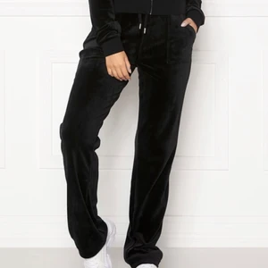 Juicy Couture byxor - Köpta i New York hösten 2017 och har sedan dess knappt kommit till användning. Färgen svart. !!Notera!! att detta är modellen utan bakfickor. Skriv privat för bilder eller frågor💕😊