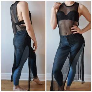 Cool, unik, svart nätklänning, slits på båda sidor. Smickrande, stretchig, see-trough. Du kan ha bikini, jeans, en annan klänning under. Passar XS-L. Materialet blänker lite, ger illusionen av metall 😍 (är bedömt någon typ av plast). Ringbrynja stil.