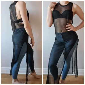 Nätklänning, liknande svart ringbrynja - Cool, unik, svart nätklänning, slits på båda sidor. Smickrande, stretchig, see-trough. Du kan ha bikini, jeans, en annan klänning under. Passar XS-L. Materialet blänker lite, ger illusionen av metall 😍 (är bedömt någon typ av plast). Ringbrynja stil.