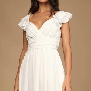 Klänning  - Säljer min vita klänningar som inte är använd därav är prislappen kvar, en perfekt klänning för studenten eller en varm sommarkväll, nypris 700, mitt pris 600 då den inte är använd. (Priset kan diskuteras) 