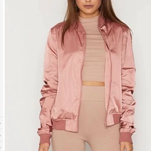 Rosa bomberjacka  - Tunn rosa bomberjacka, jättesnygg och skön material. Har använts 1-2gånger. Jackan är i väldigt bra skick. Kan skicka fler bilder vid förfrågan.