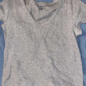 grå brandy&melville tröja  - Nu säljer jag en super snygg grå tröja som passar in till sommaren! Jag säljer pågrund av att den tyvärr inte kommer till användning längre. Den är ett fåtal gånger och i jätte bra skick! Kontakta för intresse och fler bilder 