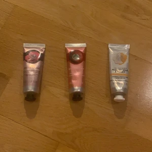 Body shop - Hej hej! Förlåt för dåligt upt! Men här ser ni 3 stycken body shop krämer som jag inte har andvänt. Jag har för mycket body shop saker för jag var beroende av det för kanske ett halv pr sedan. Men iallafall så säljer jag en för 23 och två för 34 och alla för 45 kr!💕