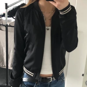 Bomberjacka  - Bomberjacka från holister, storlek xs. Perfekt nu till våren! Funkar även att använda inomhus. kontakta mig vid frågor eller intresse. Pris får att diskutera!!