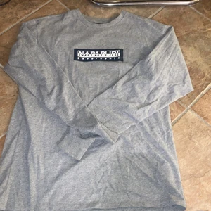 Tröja från Napapijri - En mysigt tröja från Napapijri i storlek S, väldigt oversize så kan passa allt ifrån XS - L! Frakt på 66kr tillkommer