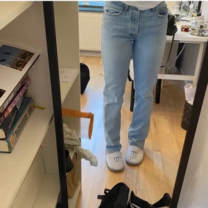Jeans zara - Säljer dessa superfina mid rise jeansen ifrån zara då de va för korta och inte passade mig tyvärr, jag är 178💕 Endast testade, alla lapparna kvar! Storlek 36, men lite små i storleken. (2 första bilderna är lånade!!)