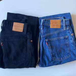 Båda jeans är av modellen Ribcage straight ankle från Levis. Båda är uppsydda till en innerbenslängd på ca 64 cm. De blå är storlek 24 i midjan och de svarta storlek 25. Säljs för 400kr styck och fraktas mot kostnad som köparen står för.