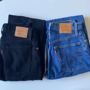 Levi’s Ribcage 24 & 25 - Båda jeans är av modellen Ribcage straight ankle från Levis. Båda är uppsydda till en innerbenslängd på ca 64 cm. De blå är storlek 24 i midjan och de svarta storlek 25. Säljs för 400kr styck och fraktas mot kostnad som köparen står för.