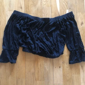 Svart offshoulder topp  - Svart offshoulder topp raka resår både uppe, nere och ärmarna XS. Mjuk och luftig. 
