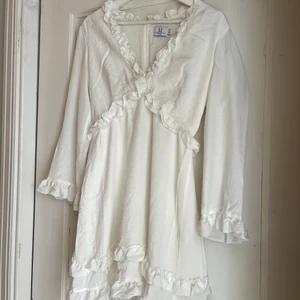 Vit klänning - Säljer denna SÅ FINA vita klänning. Den är perfekt till studenten! Jag har aldrig använt den pga att den är lite stor för mig som oftast har 34. Den är inköpt för 2 år sen från Nakd, så inte stor risk att någon annan har likadan! Storlek 36. Nypris 599kr❤️
