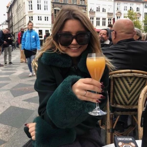 MEOTINE JACKA - Säljer mina jättefina meotine jacka som ej finns att få tag i längre i grönt ! Muddarna och kragen går att ta av ! Köpt i Köpenhamn 2018 för 3900 ,  mitt pris 2000:- köparen betalar frakt 💘💘passar S/M väldigt liten i storleken jag har 32/ xs och den passar fint   , har använt den några ggr så den är ej i nyskick men den är fortfarande i superfint skick !