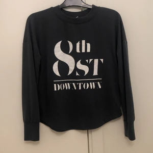 Tröja - Grå tröja med tryck från Gina tricot. Storlek s